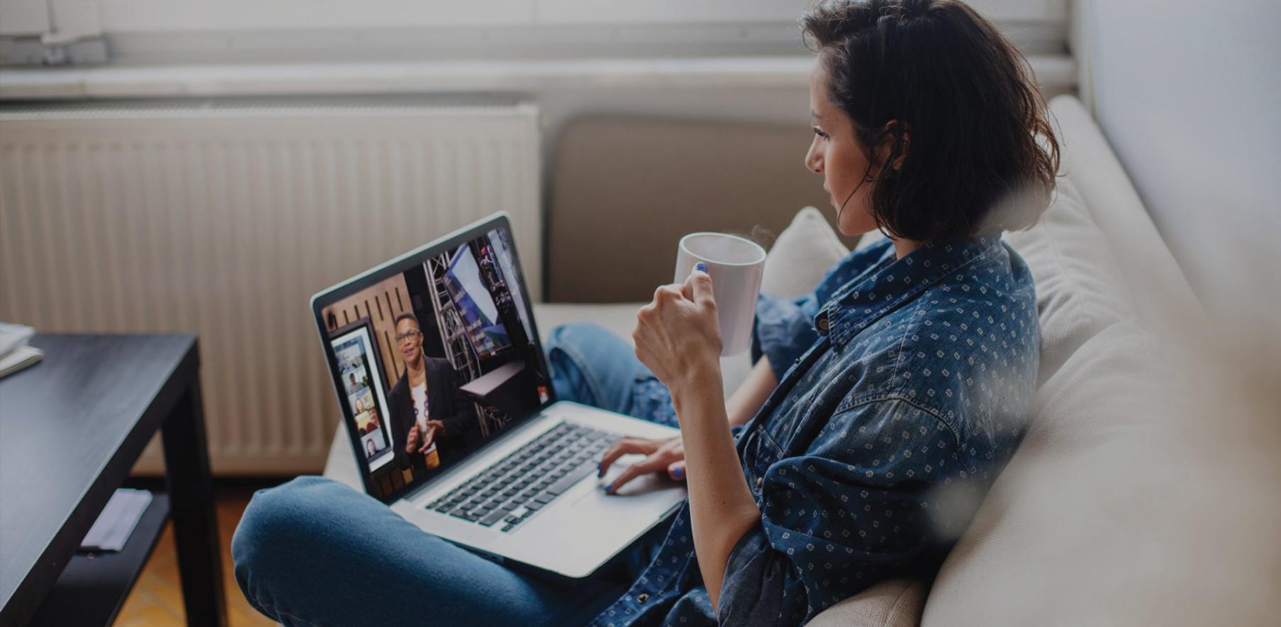 Internationale Studierende beim gemeinsamen Lernen und Planen ihrer Finanzen